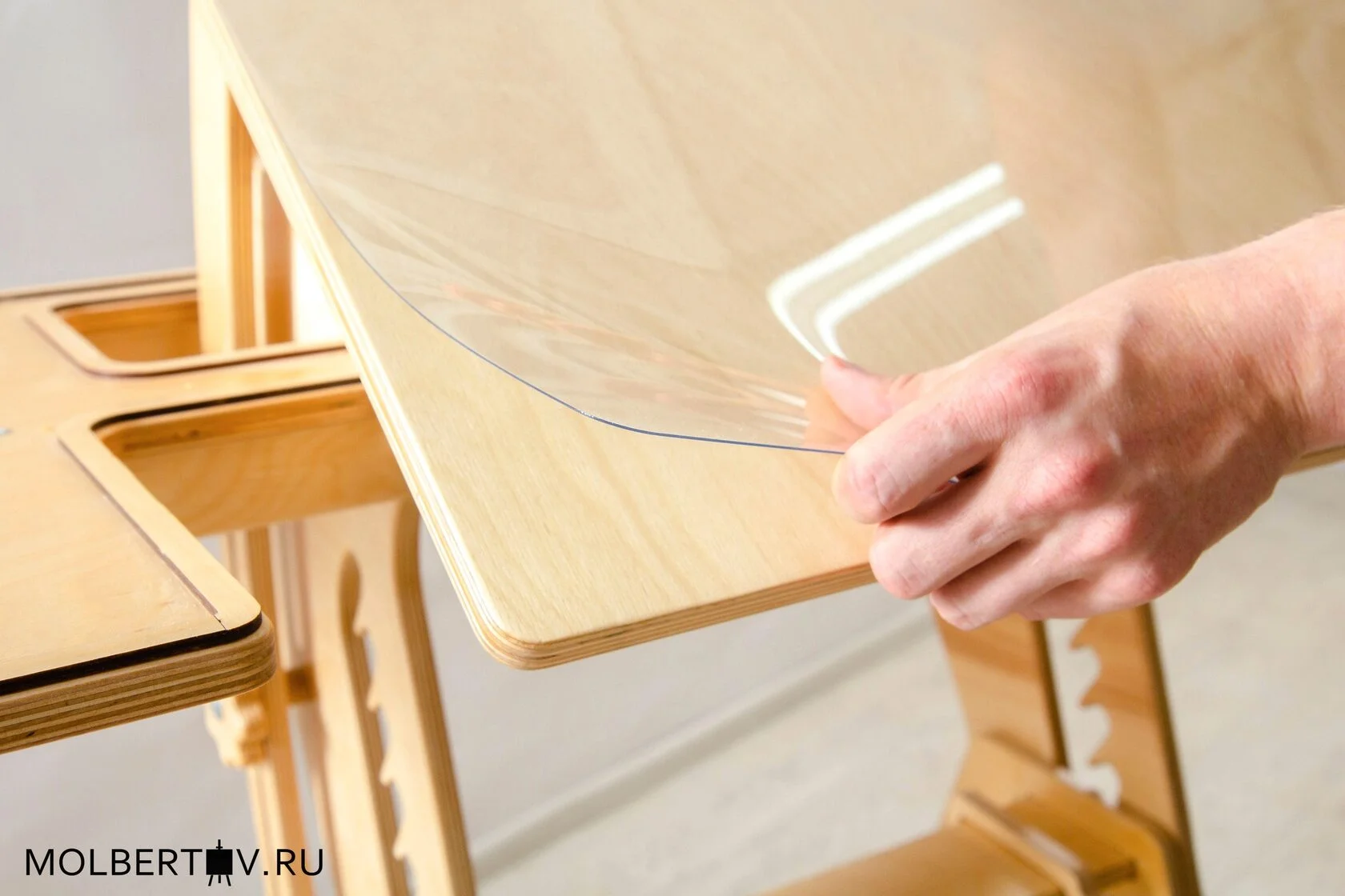 Стол для художника 60*60 см с прозрачным защитным покрытием Лак